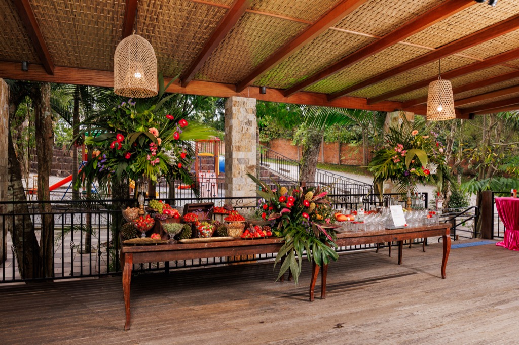 Mesa de buffet com flores tropicais