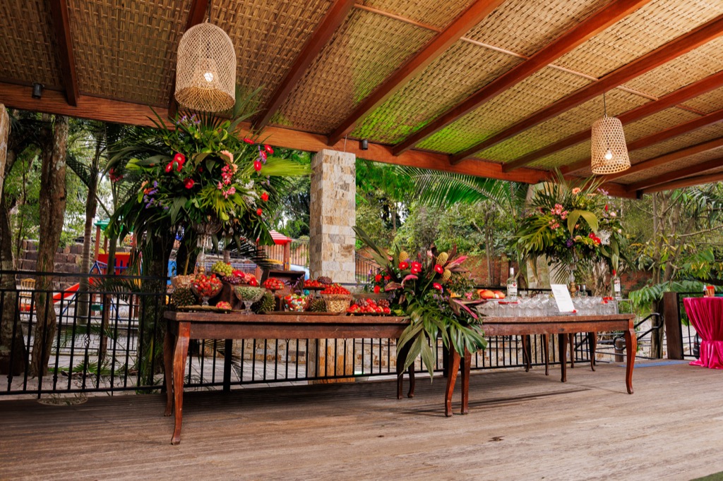 Buffet com pendentes de vime