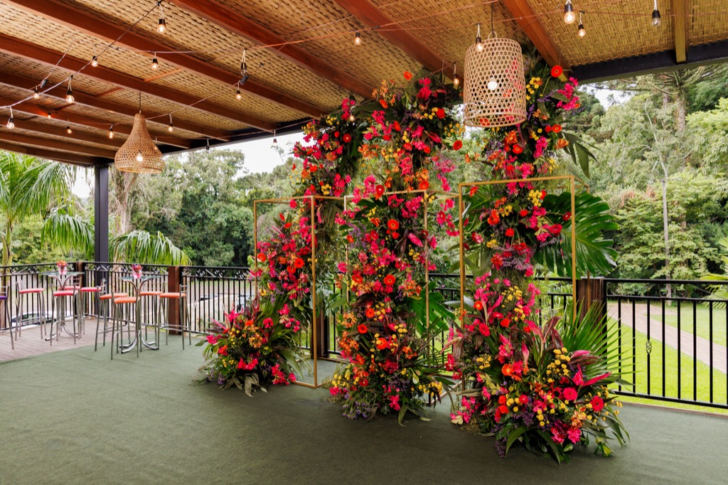 Instalação floral com molduras douradas