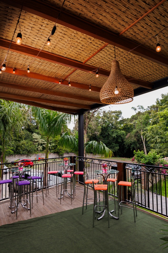 Arranjos florais no deck