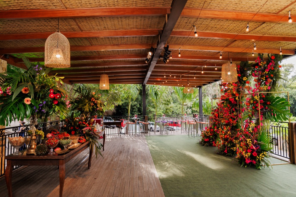 Buffet e arco floral