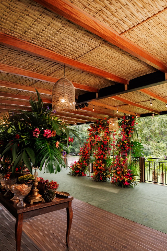 Mesa de buffet com arranjo tropical