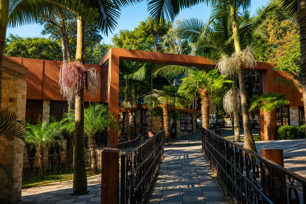 Fachada com vidro e jardim